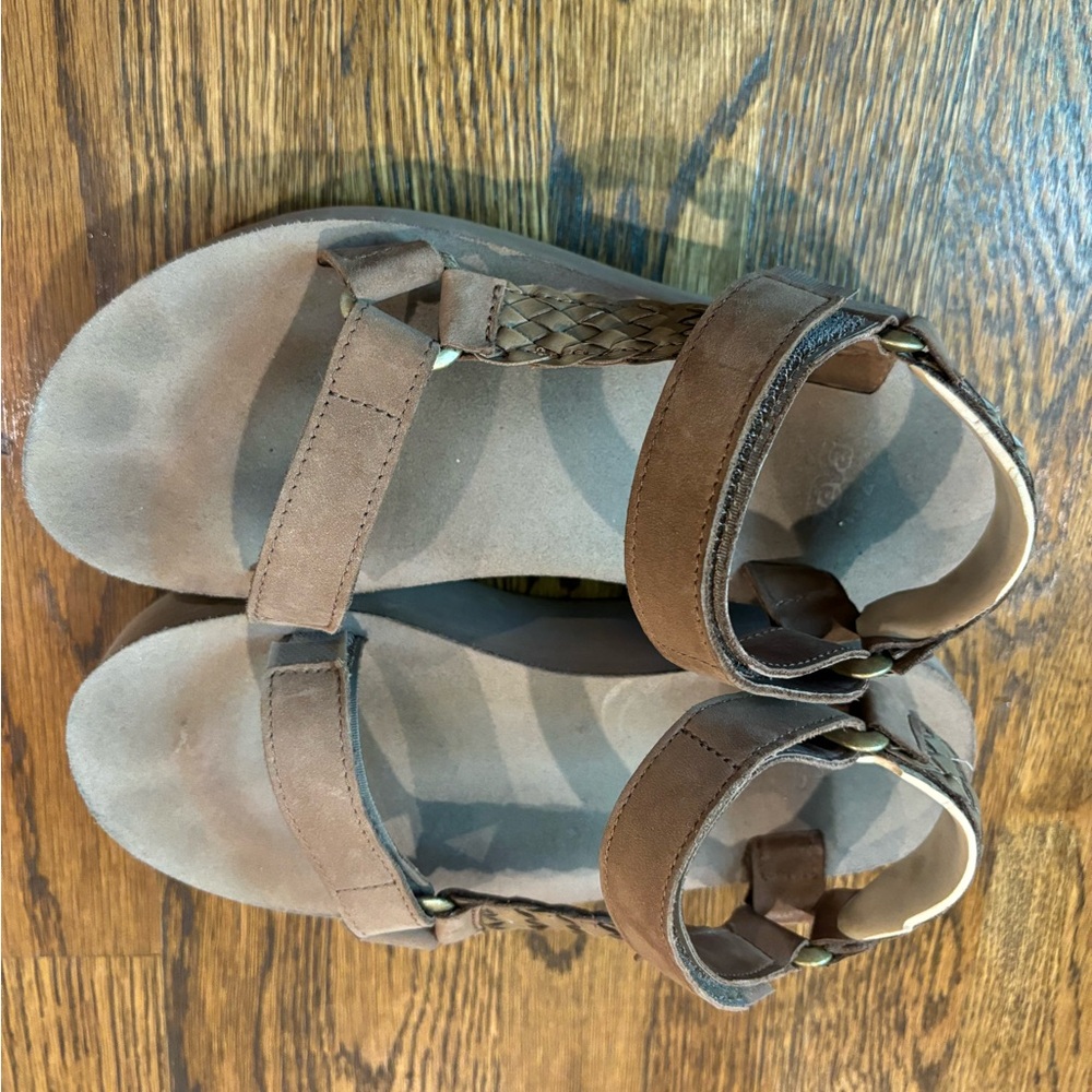Flat form Tevas in Brown